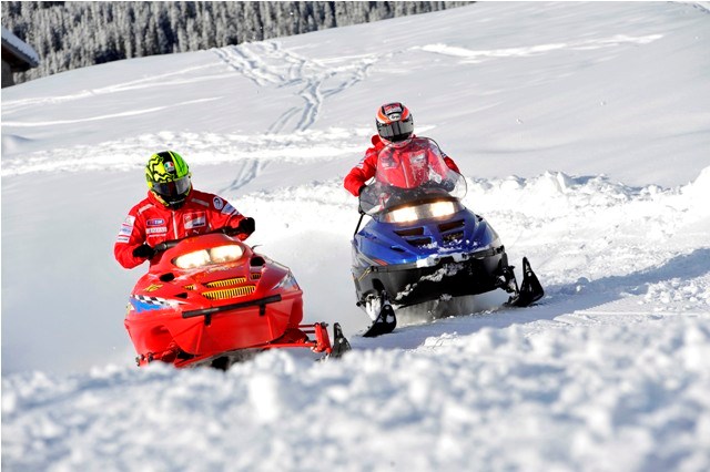Vale και Nicky πηγαίνουν με snowmobiles